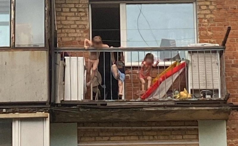 В Калтане сотрудники полиции привлекли к ответственности горожанку, оставившую малолетних детей без присмотра на открытом балконе