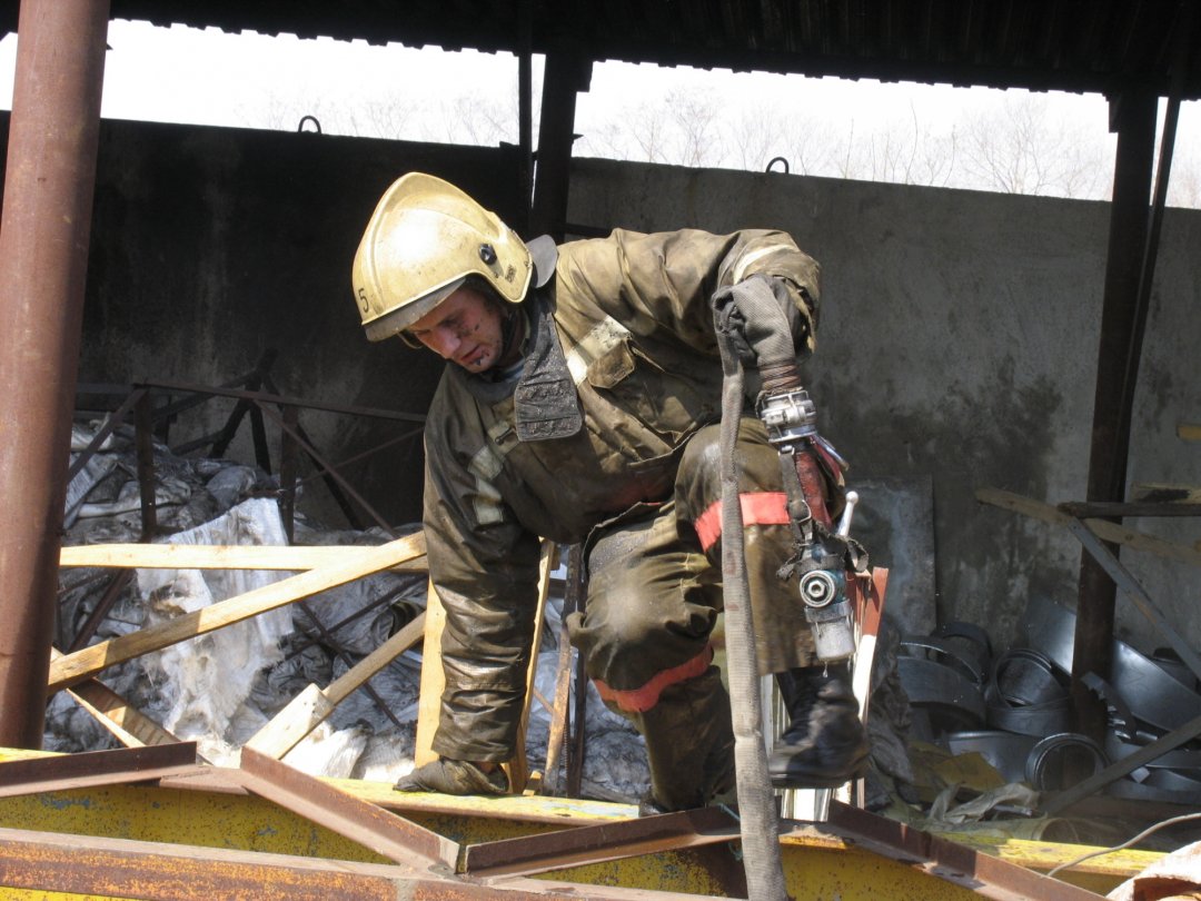 Спасатели МЧС России ликвидировали пожар в частном жилом доме и хозяйственной постройке в Калтанском ГО