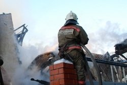 Спасатели МЧС России ликвидировали пожар в частных хозяйственных постройках в Калтанском ГО