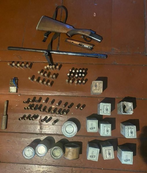 В Калтане полицейские изъяли у местного жителя незаконно хранящиеся оружие и боеприпасы, которые он прятал под кроватью
