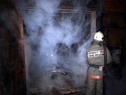 Спасатели МЧС России ликвидировали пожар в частной хозяйственной постройке в Калтанском ГО