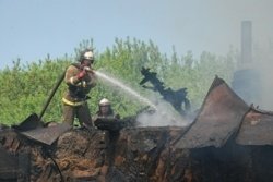 Спасатели МЧС России ликвидировали пожар в частных хозяйственных постройках и транспортном средстве в Калтанском ГО